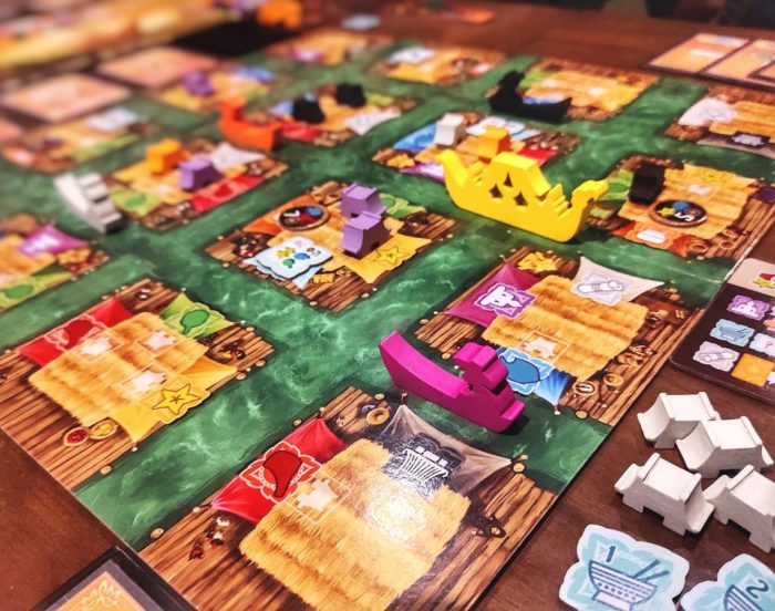 Detalle del tablero con las barcazas y las tiendas